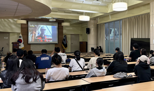 부산항만공사가 24일 부산지역의 18~34세 청년 등 80여명을 대상으로 항만산업을 소개하는 교육 프로그램을 진행하고 있다. 부산항만공사 제공