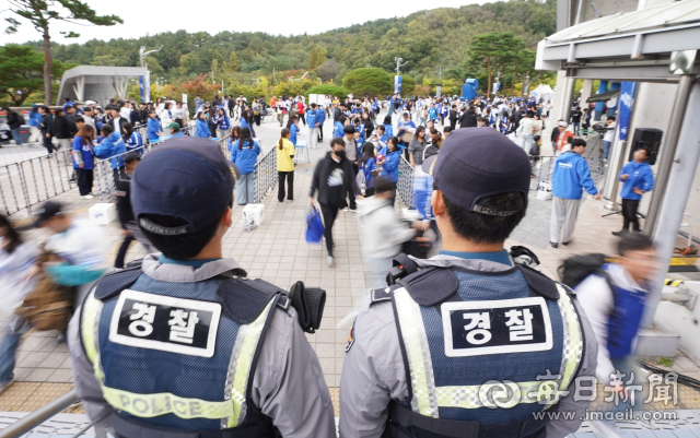 대구경찰청이 25일 프로야구 한국시리즈 3차전인 삼성 라이온즈와 KIA 타이거즈 경기가 열리는 대구 삼성라이온즈파크 일대에서 암표 거래 등 불법행위 단속을 하고 있다. 대구경찰청은 이날 형사기동대와 기동순찰대 등 경찰관 38명을 경기장 일대에 투입했다. 암표를 판매하다 적발되면 경범죄처벌법 제3조2항제4호에 따라 범칙금 16만원이 부과된다. 안성완 기자 asw0727@imaeil.com