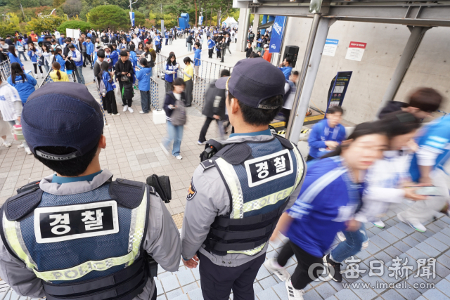 대구경찰청이 25일 프로야구 한국시리즈 3차전인 삼성 라이온즈와 KIA 타이거즈 경기가 열리는 대구 삼성라이온즈파크 일대에서 암표 거래 등 불법행위 단속을 하고 있다. 대구경찰청은 이날 형사기동대와 기동순찰대 등 경찰관 38명을 경기장 일대에 투입했다. 암표를 판매하다 적발되면 경범죄처벌법 제3조2항제4호에 따라 범칙금 16만원이 부과된다. 안성완 기자 asw0727@imaeil.com