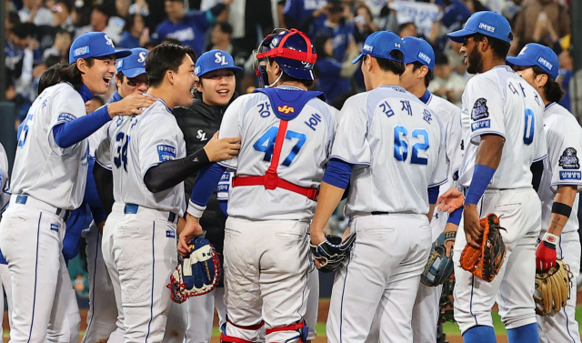 2024 신한 SOL뱅크 KBO 포스트시즌 한국시리즈 3차전 삼성 라이온즈와 KIA 타이거즈의 경기. 4-2로 승리한 삼성 라이온즈 선수들이 기뻐하고 있다. 연합뉴스