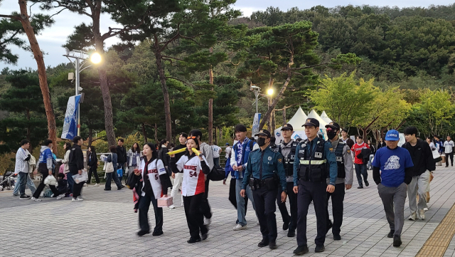 한국시리즈 3차전 경기 시작에 앞서 경찰들이 대구 삼성라이온즈파크 주변을 순찰하고 있다. 남정운 기자