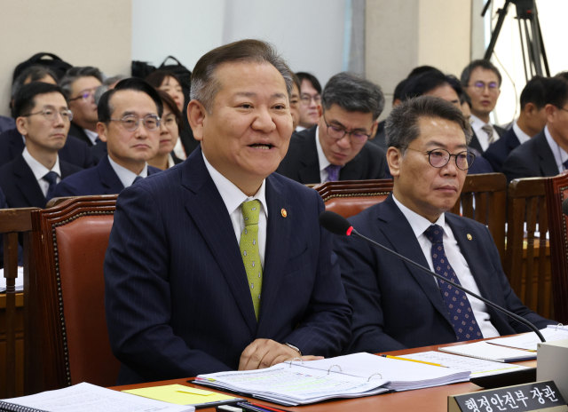 25일 오전 서울 여의도 국회에서 열린 행정안전위원회의 행정안전부, 중앙선거관리위원회, 경찰청 등의 종합국정감사에서 이상민 행정안전부 장관이 의원 질의에 답변하고 있다. 오른쪽은 김용빈 중앙선거관리위원회 사무총장. 연합뉴스