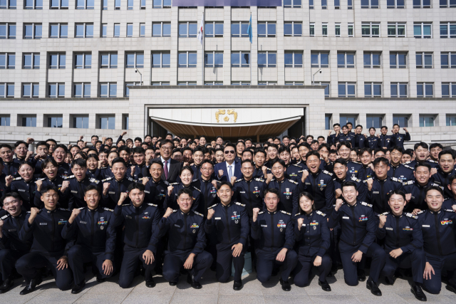 윤석열 대통령이 지난 25일 서울 용산 대통령실 앞에서 견학 온 공군사관학교 4학년 생도들을 만나 기념촬영을 하고 있다. 연합뉴스