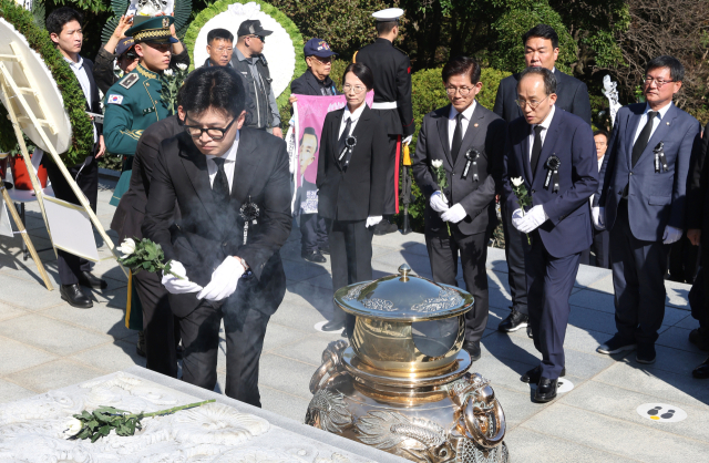 국민의힘 한동훈 대표(왼쪽)와 추경호 원내대표가 26일 오전 서울 동작구 국립서울현충원에서 열린 박정희 전 대통령 서거 45주기 추모식에 참석해 헌화하고 있다. 연합뉴스