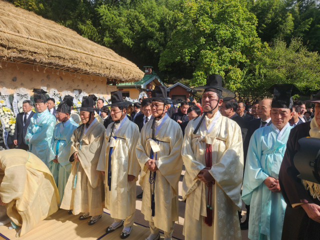 박정희 대통령 서거 45주기를 맞이해 (사)박정희대통령생가보존회 주관으로 박정희 전 대통령 생가에서 추모제와 추도식이 26일 거행됐다. 이영광 기자