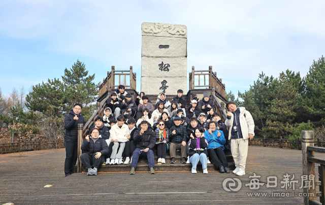 영천YMCA와 지역 청소년들이 중국 항일독립운동 유적지인 일송정에서 기념촬영을 하고 있다. 영천YMCA 제공