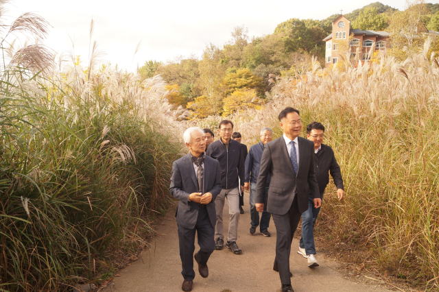 2024 한티마을길 잔치 행사에서 김재욱 칠곡군수(사진 오른쪽)와 김홍신 작가(왼쪽)가 억새 숲 길을 걷고 있다. 전병용 기자