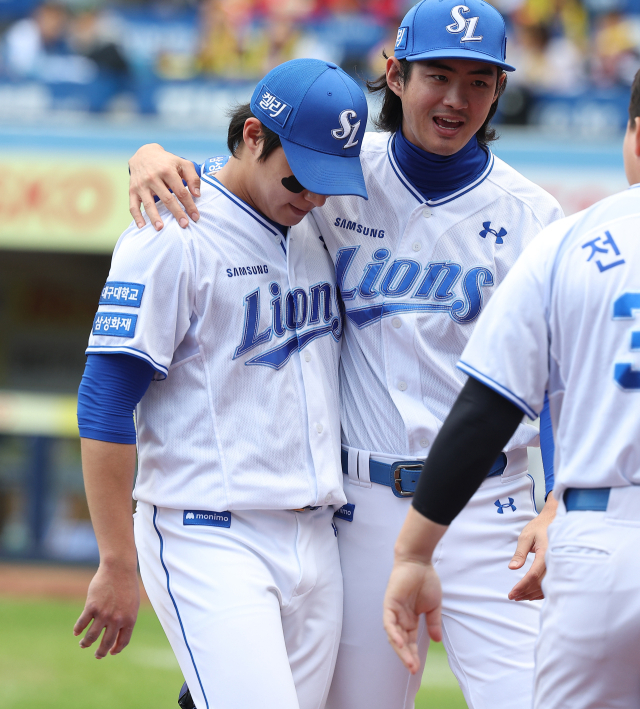 26일 오후 대구 삼성라이온즈파크에서 열린 2024 신한 SOL뱅크 KBO 포스트시즌 한국시리즈 4차전 KIA 타이거즈와 삼성 라이온즈의 경기. 3회초 삼성 선발투수 원태인이 마운드를 내려오자 구자욱이 격려하고 있다. 연합뉴스