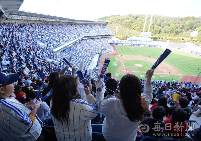 프로야구 한국시리즈 4차전 경기가 열린 26일 대구 삼성라이온즈파크를 찾은 팬들이 열띤 응원전을 펼치고 있다. 안성완 기자 asw0727@imaeil.com