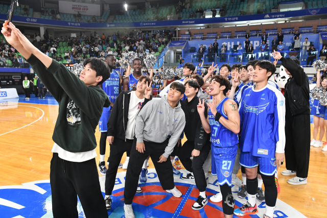 대구 한국가스공사 페가수스 선수들이 26일 대구체육관에서 열린 프로농구 2024-2025시즌 서울 삼성 썬더스와의 홈 개막전을 승리로 이끈 뒤 기념 사진을 찍고 있다. KBL 제공