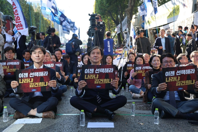 조국혁신당 조국 대표(가운데)와 황운하 원내대표(오른쪽), 사회민주당 한창민 대표(왼쪽) 등과 함께 26일 서울 대검찰청 앞에서 열린 