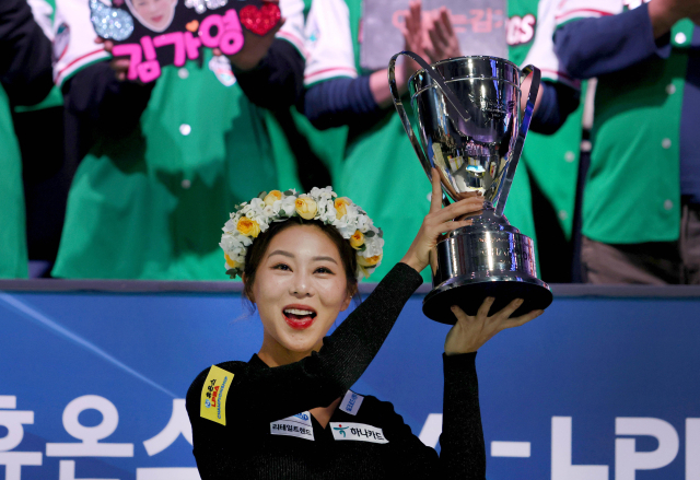 통산 10번째 우승 트로피를 들어 올린 김가영. PBA 제공