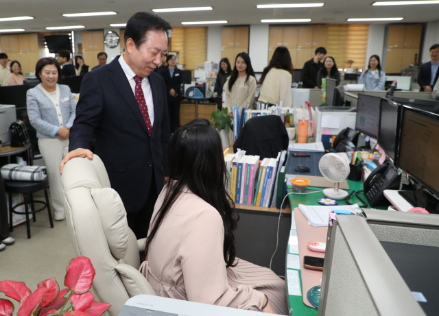 안동시가 임산부 직원들이 편안하게 일할 수 있도록 임산부 전용 의자를 보급하고 있다. 안동시 제공