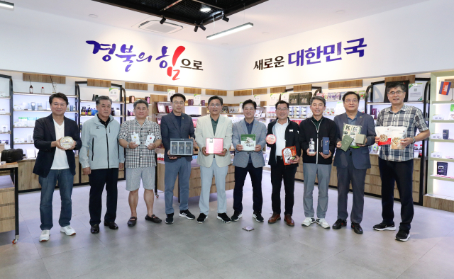 경북도의회 국제친선교류단은 26일 프놈펜에 위치한 경북문화통상교류센터를 방문해 센터의 운영 현황을 청취하고 경북지역 특산품 하나씩을 든 뒤 기념촬영을 하는 모습. 경북도의회 제공