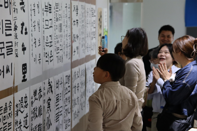 제3회 경주국제화랑청소년서예대전(국제교류전) 수상작 전시 모습. 대한민국천진서화협회 제공