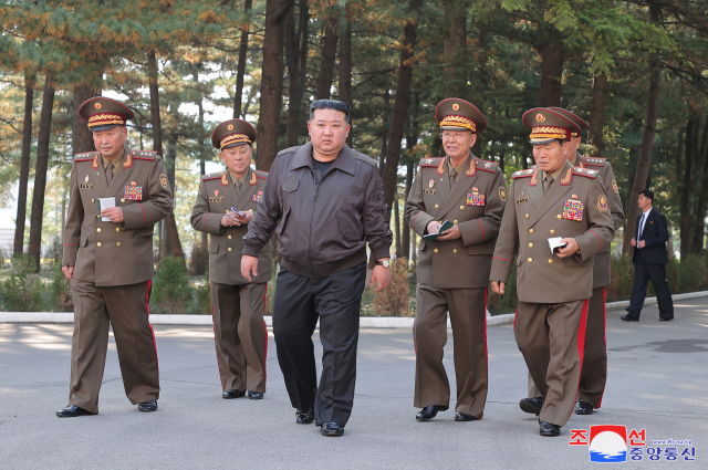 김정은 북한 국무위원장이 지난 17일 인민군 제2군단 지휘부를 방문했다고 조선중앙통신이 18일 보도했다. 연합뉴스