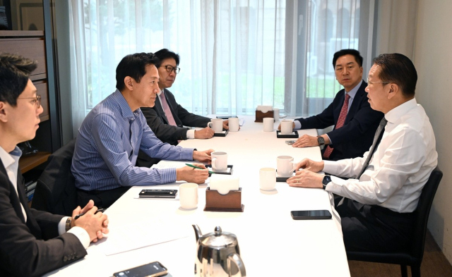 국민의힘 오세훈 서울시장과 박형준 부산시장, 권영세 국민의힘 의원, 김기현 국민의힘 의원이 29일 서울 시내 한 식당에서 조찬 간담회를 하고 있다. 연합뉴스