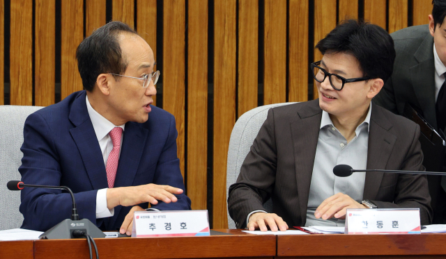 국민의힘 한동훈 대표와 추경호 원내대표가 29일 오전 서울 여의도 국회에서 열린 민생 입법과제 점검 당정협의회에서 대화하고 있다. 연합뉴스