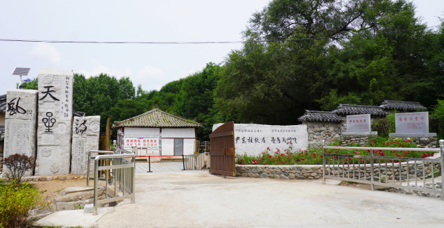 일본 유학 첫해인 1942년 여름에 방학을 맞아 귀향한 송몽규(앞줄 가운데)와 윤동주(뒷줄 오른쪽).독립기념관 제공