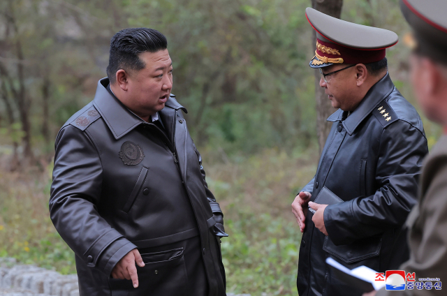 김정은 북한 국무위원장이 전략미사일기지를 시찰하고 발사 관련 시설 요소별 기능과 능력, 전략 미사일 전투직일 근무(당직 근무) 상태 등 나라의 안전과 직결된 전략적 억제력의 가동 준비 태세를 점검했다고 조선중앙통신이 23일 보도했다. [국내에서만 사용가능. 재배포 금지. For Use Only in the Republic of Korea. No Redistribution] 연합뉴스