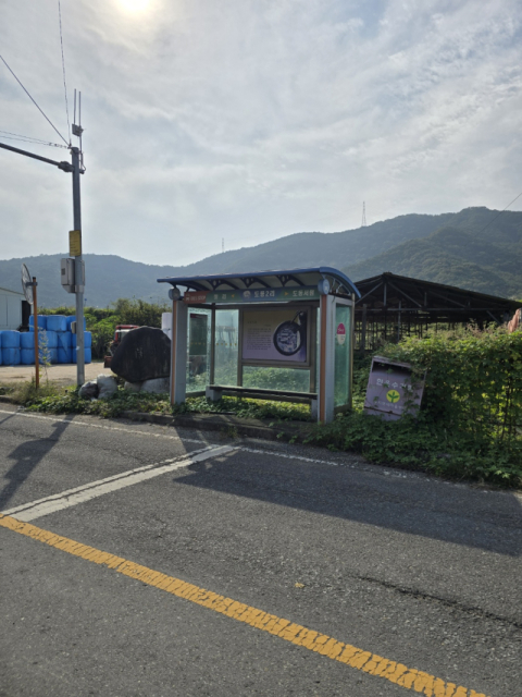 대구 달성군 구지면 도동2리 마을의 버스정류장. 이미 수년간 사람의 손길이 닿지 않은 듯 먼지와 거미줄로 뒤덮여있었다. 김우정 기자