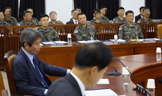 30일 국회에서 열린 정보위원회 국정감사에 출석한 문상호 정보사령관(왼쪽부터)과 원천희 국방정보본부장, 박종선 777사령관이 나란히 앉아 있다. 연합뉴스