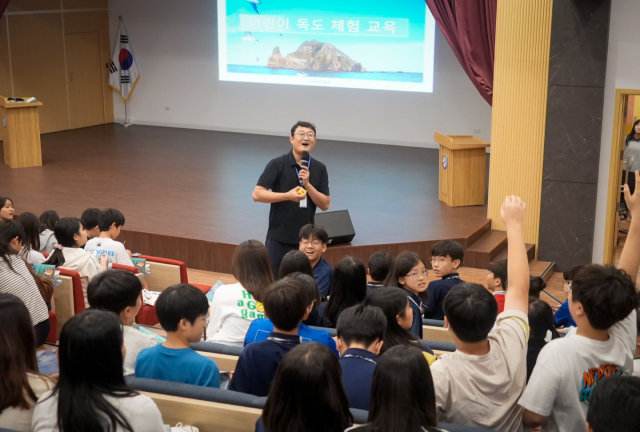 30일 베트남 하노이에서 진행된 독도특강에 참석한 하노이한국국제학교 재학생들에게 큰 호응을 얻었다. 울릉군 독도박물관 제공