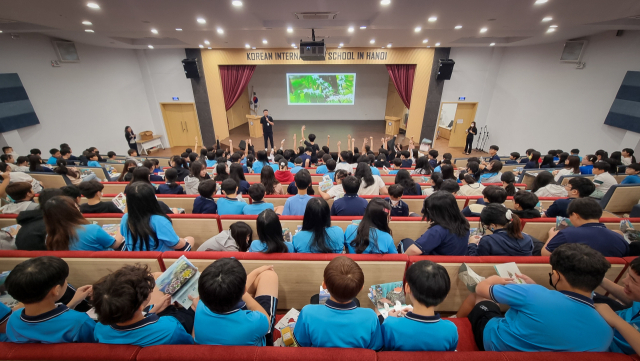 30일 베트남 하노이에서 진행된 독도특강에 참석한 하노이한국국제학교 재학생들에게 큰 호응을 얻었다. 울릉군 독도박물관 제공