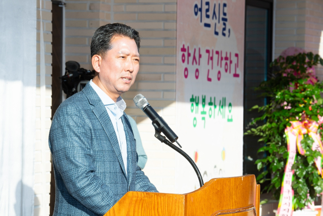 형곡동로 경로당 개소식에서 김장호 구미시장이 축사를 이어가고 있다.