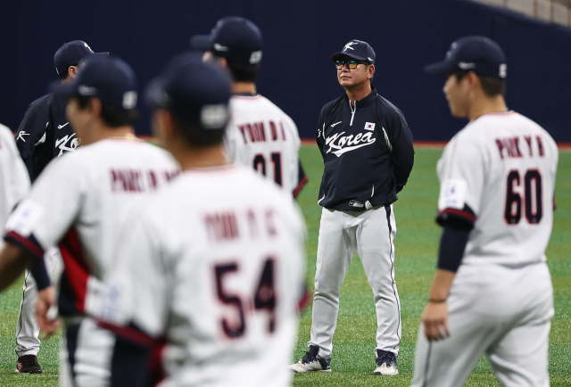 류중일 감독이 2024 세계야구소프트볼협회(WBSC) 프리미어12에 출전하는 한국 야구대표팀의 훈련을 지켜보고 있다. 연합뉴스