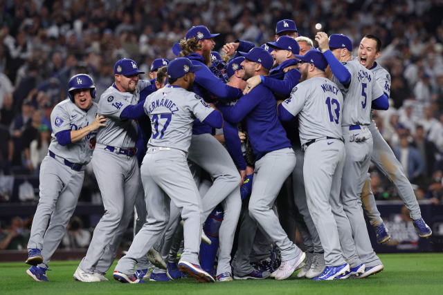 LA 다저스 선수들이 31일 미국 뉴욕주 브롱크스의 양키스타디움에서 열린 2024 MLB 월드시리즈 뉴욕 양키스와의 5차전을 승리로 이끌며 우승을 확정지은 뒤 그라운드에 몰려들어 기쁨을 나누고 있다. 연합뉴스