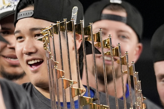 LA 다저스의 오타니 쇼헤이가 2024 MLB 월드시리즈 우승 트로피를 들고 기뻐하는 모습. 연합뉴스