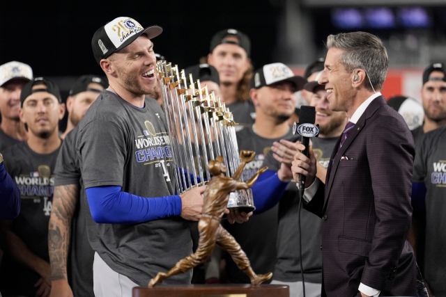 LA 다저스의 프레디 프리먼이 2024 MLB 월드시리즈 우승 트로피를 들고 기뻐하는 모습. 연합뉴스