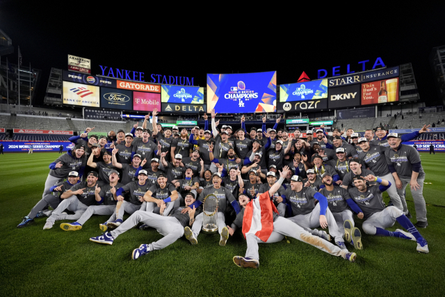 LA 다저스 선수들이 31일 미국 뉴욕주 브롱크스의 양키스타디움에서 열린 2024 MLB 월드시리즈 뉴욕 양키스와의 5차전을 승리로 이끌며 우승을 확정지은 뒤 그라운드에서 기념 사진을 찍고 있다. 연합뉴스