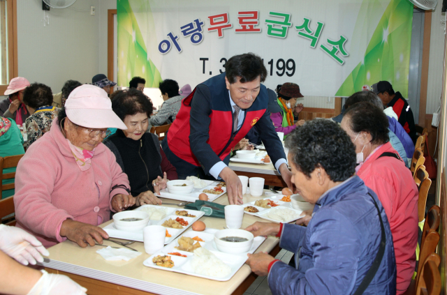 안병구 밀양시장이 31일 밀양시 가곡동에 있는 참조은무료급식소에서 무료 급식 봉사활동을 하고 있다. 밀양시 제공