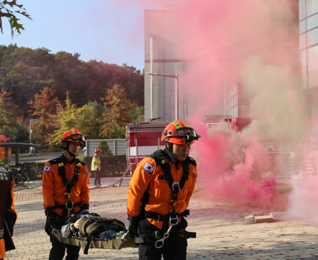 대구동부소방서(서장 신기선)는 지난 30일 동구 신서동 소재 한국뇌연구원에서 2024년 재난대비 긴급구조 종합훈련을 실시했다. 동부소방서 제공