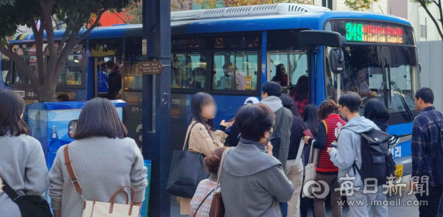 출근 시간 대구시민들이 시내버스에 탑승하는 모습. 매일신문 DB