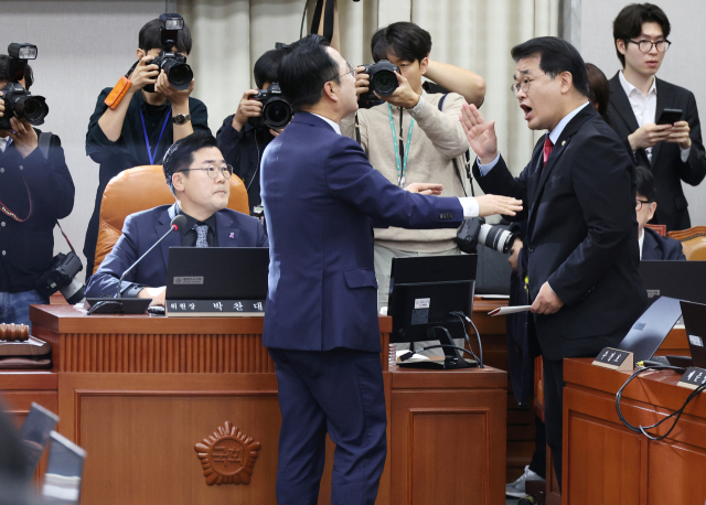 국민의힘 간사인 배준영(오른쪽) 의원과 더불어민주당 간사 박성준 의원이 1일 서울 여의도 국회에서 열린 운영위원회의 대통령비서실과 국가안보실, 대통령 경호처 대상 국정감사에서 회의 진행과 관련해 설전을 벌이고 있다. 연합뉴스