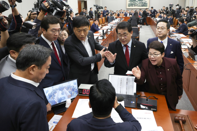 1일 서울 여의도 국회에서 열린 운영위원회의 대통령비서실과 국가안보실, 대통령 경호처 대상 국정감사에서 국민의힘 의원들이 의사 진행과 관련 박찬대 위원장에게 항의하고 있다. 연합뉴스