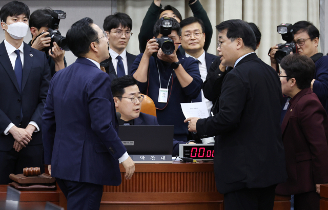 1일 오후 국회에서 열린 운영위원회의 대통령비서실과 국가안보실, 대통령 경호처 대상 국정감사에서 증인으로 채택됐으나 불출석한 김건희 여사의 동행명령장 발부에 반대하는 국민의힘 의원들이 박찬대 위원장에게 항의하고 있다. 연합뉴스