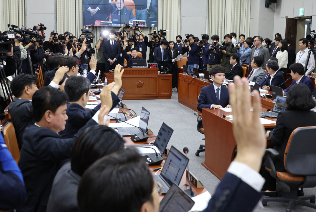 1일 서울 여의도 국회에서 열린 운영위원회의 대통령비서실과 국가안보실, 대통령 경호처 대상 국정감사에서 야당 의원들이 동행명령장 발부 거수 표결에서 찬성하고 있다. 연합뉴스