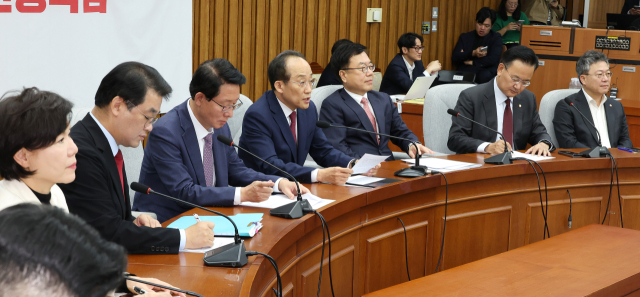 국민의힘 추경호 원내대표(가운데)가 1일 오전 국회에서 열린 국정감사대책회의에서 발언하고 있다. 연합뉴스