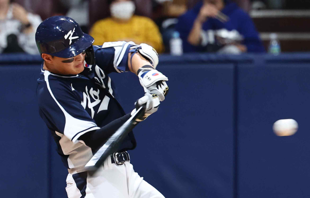 2일 오후 서울 구로구 고척스카이돔에서 열린 2024 WBSC 프리미어 12 평가전 한국과 쿠바의 경기. 2회초 한국 선두타자 윤동희가 솔로 홈런을 치고 있다. 연합뉴스