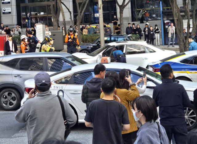 2일 오후 1시 39분께 서울 강남구 역삼동 국기원입구사거리에서 강남역 12번 출구로 향하는 테헤란로에서 20대 여성 A씨가 운전하던 차가 차량 7대를 잇달아 들이받았다. 경찰과 소방 당국에 따르면 이 사고로 운전자 등 9명이 경상을 입었으며 이 중 2명이 병원으로 이송됐다. 사진은 이날 사고현장. 연합뉴스