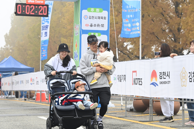 2024 김천전국마라톤대회 참가한 가족. 김천시 제공