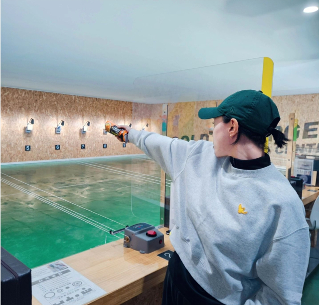 김예지 선수가 권총 대신 예지력 김밥을 들고 사격 포즈를 취하고 있다. 김예지 선수 인스타그램 캡처