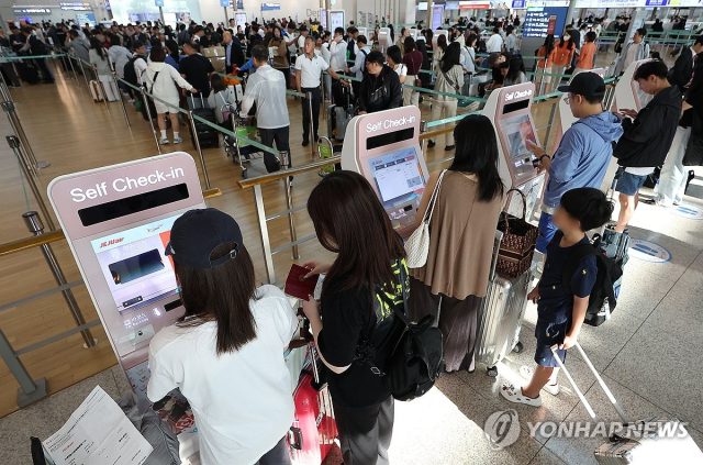 연휴 때마다 붐비는 인천공항 체크인 카운터. 연합뉴스