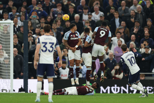 Tottenham's James Maddison (No. 10) scored the team's fourth goal with a free kick in the 2024-2025 EPL 10th round match against Aston Villa held at Tottenham Hotspur Stadium in London, England on the 3rd. Yonhap News