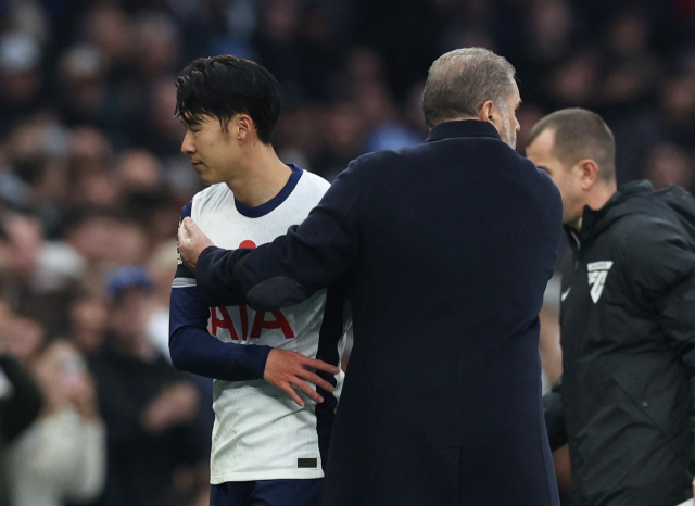 Tottenham's Son Heung-min played in the 2024-2025 EPL 10th round match against Aston Villa held at Tottenham Hotspur Stadium in London, England on the 3rd, and was turned away from coach Anzhi Postekoglou and heading to the bench after being replaced immediately after assisting in the equalizing goal. Yonhap News