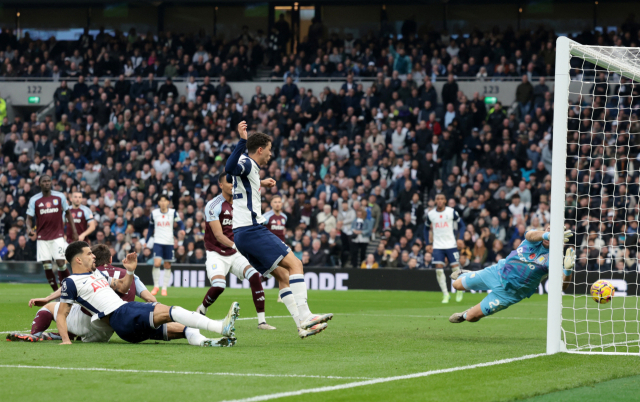 Tottenham's Brennan Johnson scored an equalizer after receiving Son Heung-min's cross in the 2024-2025 EPL 10th round match against Aston Villa held at Tottenham Hotspur Stadium in London, England on the 3rd. Yonhap News